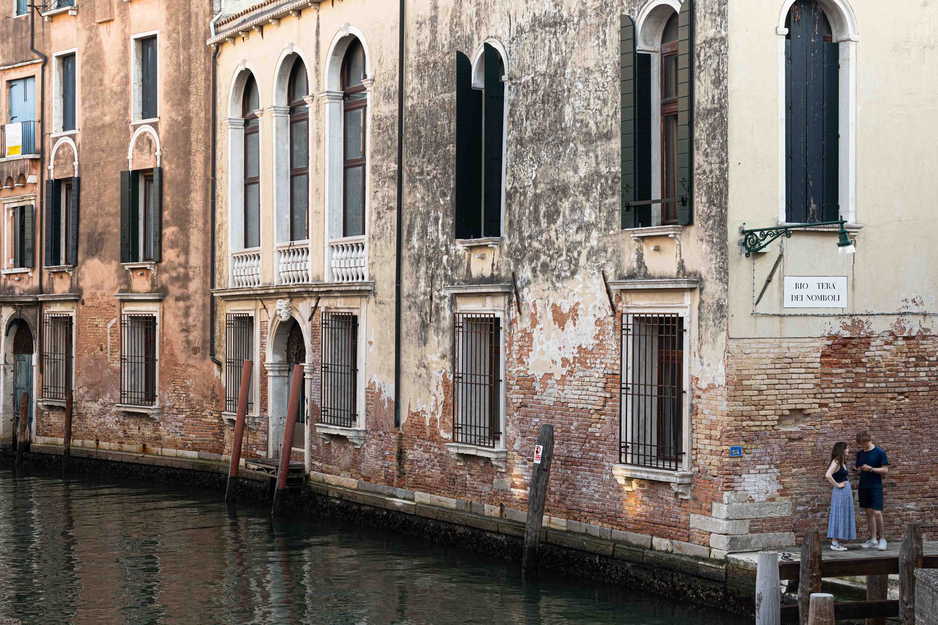 Venezia, vista su canale con in angolo basso coppia di giovani ragazzi